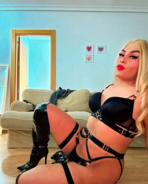 Hola, soy Camila Fuster, una chica carismática que adora disfrutar de la vida al máximo.

Me considero una persona amable y divertida, con la que puedes hacer todo tipo de planes.

Cada experiencia a mi lado puede ser única e inigualable.

Tengo varias aficiones, pero una de mis favoritas sin duda es el baile. 

Disfruto saliendo a pasear y explorando los lugares más emblemáticos de cada ciudad.

También me encanta pasar las tardes visitando museos fascinantes o cenando en un buen restaurante.

Si estás interesado en conocerme y compartir alguna de estas actividades, solo tienes que contactarme.

Estoy segura de que si decides conocerme, no te arrepentirás.