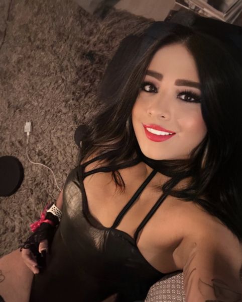 I am very hot and sexual Colombian girl, willing to please all your fantasies, I have a big cock to give you a lot of pleasure, I am a dominant mistress, but I can also be a passionate, tender and affectionate girl, I treat you like my boyfriend, I am a very sexy and feminine Latina, I love destroying your ass, turning you into my bitch, with 20cm to make you explode with pleasure, I have my bdsm accessories, I like all the parties, and the long sessions.