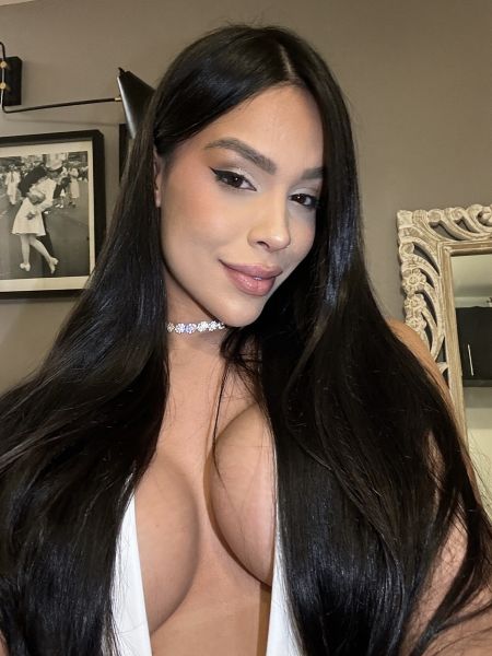 Hello, is everything ok? My name is Jennifer Campos, Brazilian, my first time in Germany. An affectionate and sweet girl, super elegant! I work actively and passively, for people with good taste! I am everything you were looking for.