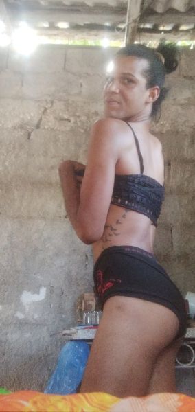 Soy Chica trans vivo en Cuba tengo 23 años de edad y solo hago vídeos llamadas por dinero y por Recargas gratis no hago nada ok 