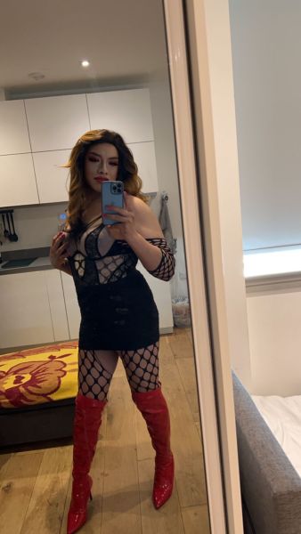 Hola mis amores, soy Nina una chica travesti muy femenina me gusta divertirme mucho y conocer hombres heteros mejor si son casados o con novias…. Estoy en Santa Cruz y Cochabamba, si te interesa por favor ten listas tus fotos cara y polla… 💋