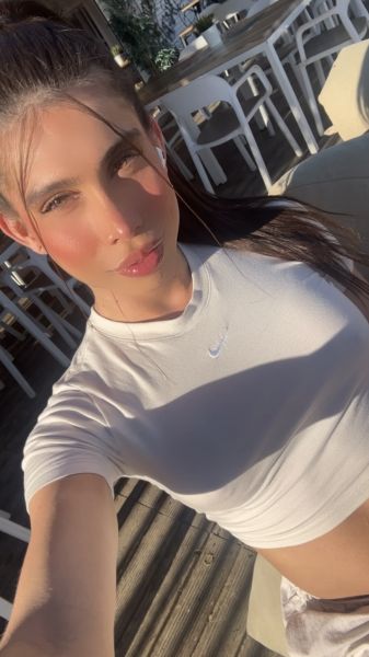 Chica trans amable, respetuosa y de buen trato con todos.

He llegado a tu ciudad para pasar el momento más agradable.

Completamente real, sin engaños.

Soy una excelente compañía para una velada única, dedicada a crear momentos que queden grabados en tu mente.