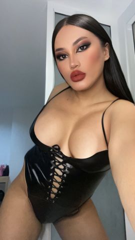  AMAZING MAXINE