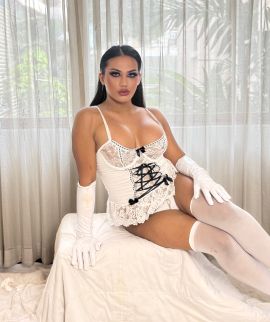  AMAZING MAXINE