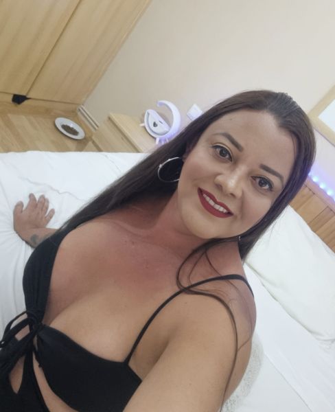 Hola amores, soy una mujer trans colombiana y mi nombre es Deborah.

Me gusta charlar y pasar ratos agradables.

Soy una buena compañía y soy muy discreta y amorosa. 

Espero podamos conocernos pronto cariño para compartir momentos inolvidables.