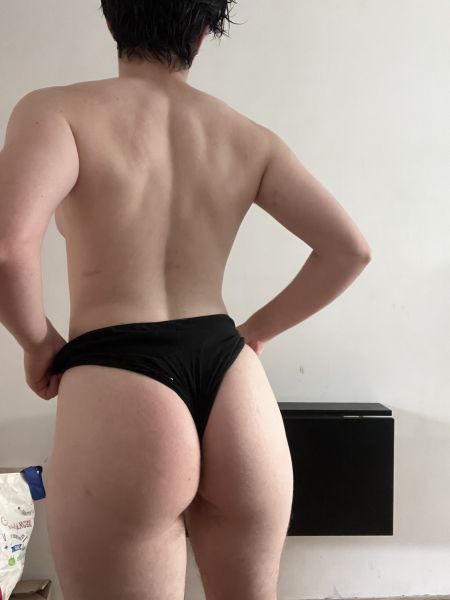 Heyy moi c'est Sasha j'ai 22 ans je suis trans j'ai une chatte et pas une queue et j'ai hâte de te rencontrer hésite pas à m'envoyer un message !
OF: @itssasha