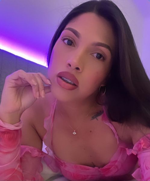 Hola soy una chica trans colombiana 100% natural, linda, limpia, educada, muy cachonda dispuesta a complacer tus deseos sexuales, puedo ser activa o pasiva sin ningún problema, tengo 19cm de polla dura y con una erección firme, me gusta ser dominante y Ofrezco un momento inolvidable, garantizo que tendras el placer que buscas.