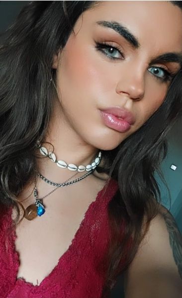 Hola, soy Lucía 💖 

Una chica trans encantadora, con muchas ganas de ampliar mi círculo y compartir momentos lindos con gente que sume buena vibra. ✨

Soy de las que disfruta cada instante con una sonrisa, porque creo que la mejor actitud ante la vida es ser positiva, auténtica… ¡y vivir intensamente! 🌈

Adoro salir a pasear al aire libre, especialmente si lo hago con alguien que me haga sentir cómoda y me contagie energía linda 🌿☀️  

Y si es con un café en mano o una copa en un lugar acogedor, mucho mejor. 

Me encanta charlar, conocernos, compartir gustos, y reír sin prisa ni presión. ☕🍷

Si sentís que podríamos pasarla bien juntos, no lo dudes… ¡escribeme!  

Te aseguro que cualquier plan conmigo se convierte en una experiencia divertida y especial. 💫😉