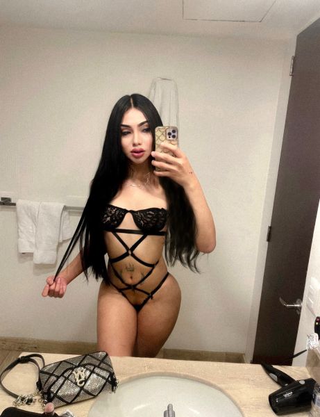 soy una mujer en toda la extensión de la palabra, un rostro femenino, sin bellos faciales y con porte
-mis fotos 100 % reales - 
jamas antes vista por aquí
ven estréname y prueba este cuerpo reservado para ti
conmigo las vulgaridades no van,
mi culo y cuerpo algo delicioso
un culo que te llenara
podemos pasarla bien ambos
-(pidió una hora de anticipación
no salgo corriendo por nadie, no soy ninguna muerta de hambre para salir corriendo
-mii estatura 1.77 cm, una muñeca
con un cuerpo exquisito
Rol, pasiva, inter el que gustes a tu disposicion
Higienica e educada
Pido lo mismo
Conmigo todo es discreto /privado
cero problemas
tira dm amor
Solo solventes dispuestos a un buen trato