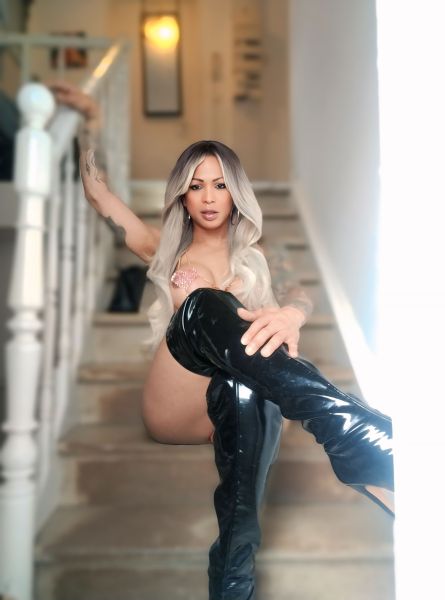 Disponible chez arras mon amour
Je suis brésilienne, j'ai une peau rouge qui sent bon et une pénétration chaude avec des préservatifs et une protection, des baisers chauds et bien plus encore, mais venez et vous ne le regretterez pas. 