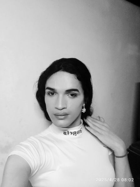 Hola soy una chica trans versátil tengo 20 años de pelo negro también aco contenido eróticos aco citas no me gusta q me escriba por gusto a mi WhatsApp 