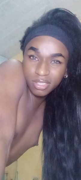 Soy una chica trans morena. Dotada. Enferma al sexo.