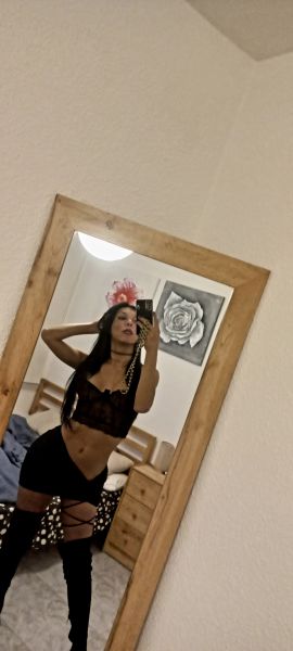 Hola que tal.  

Me presento, soy Mia, una chica trans latina de buenos gustos! 

Educada, elegante, femenina e higiénica. 

Buen trato, buen rollo y educación.