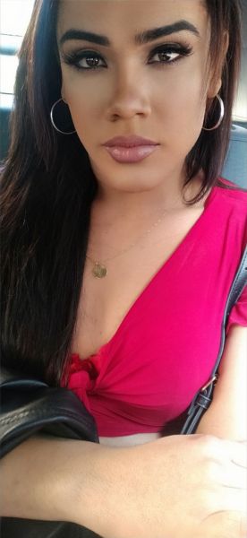 💫 Hola, me llamo Isabella Mendoza.

✨ Por el momento solo atiendo por WhatsApp, así que no dudes en escribirme si quieres conocerme mejor 📲

🌟 Soy una chica trans muy divertida, sociable y con una energía que contagia.

Me defino como alguien que disfruta de la vida intensamente, buscando siempre lo bello en cada momento 💃🌈🎀

👠 Me apasiona el mundo de la moda, pero también amo perderme entre los diálogos de una buena película, emocionarme con el teatro o dejarme llevar por la música que toca el alma 🎬🎭🎵

Uno de mis planes favoritos es pasear por la ciudad, descubrir nuevos rincones y dejarme sorprender por todo lo que el ocio urbano puede ofrecer 🌆👜☕

✈️ Viajar es mi gran pasión.

Adoro recorrer ciudades, intercambiar culturas y llenarme de vivencias únicas que enriquecen el corazón y la mente 🌍🧳💫

💌 Si te gusta lo que lees y te apetece compartir alguna de estas experiencias conmigo, no lo pienses más.

Contáctame por WhatsApp y hagamos que suceda algo maravilloso ✨🌹👠

Te espero con muchas ganas.