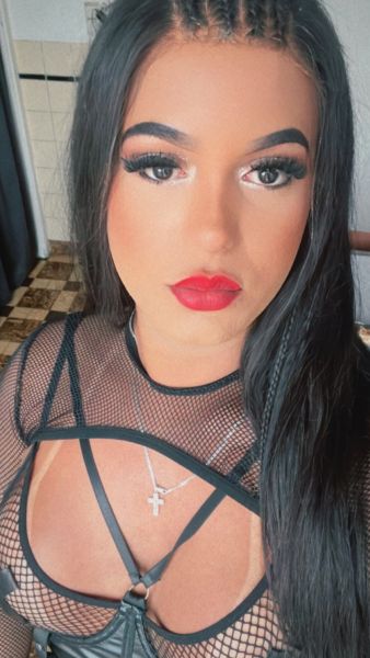 Bonjour mes amours, je m'appelle Marília, un modèle trans de luxe pour hommes de bon goût qui recherchent une expérience unique et de qualité. Le favori des débutants... votre meilleur choix sans aucun doute ! Court séjour en ville, je suis une fille belle et féminine, corps, voix, peau bronzée et tonique, service complet, actif et passif, baiser sur la bouche, sperme, massage, conversation, je vous mettrai à l'aise, je suis complet, je peux être ta petite amie ou ta soumise, tu es aux commandes ! Je travaille dans mon endroit propre et confortable, sûr et discret, silencieux pour un meilleur confort et confidentialité, je ne serai en ville que quelques jours, profitez-en et venez ! Appelez-moi seulement si c'est une Prendre rendez-vous., Je réalise tous types de fantasmes et fétiches, expérience auprès des débutants. du sexe sans tabou. Fellation nature   Sex complet actif et passif, 69, gorge profonde, comme tu veux! Massage relaxant et massage erotique et massage prostatique