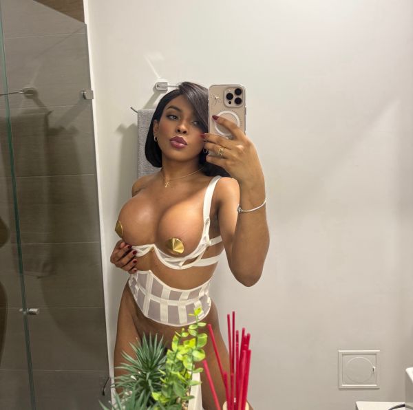 Hello honey, colombiana available 24h, I love fulfilling fantasies, I am a great teacher and with me you can find from a chat to a happy ending, I love being the top in bed, dominating you, having you as my slave, sessions with couples, practicing versatility, kisses, massages and at my young age a great hot and burning experience I make you cum and I cum with my very hard cock I am a very hot Colombian black women willing to enjoy you come with me 💎 💶🦋💎