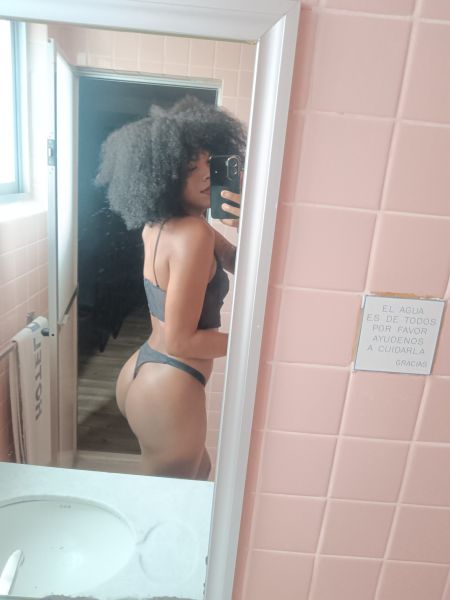 Soy Francely una nena trans de 23 años de edad, con un cuerpo natural solo con hormonas,mido 1.80 de estatura, tengo un cuerpo proporcionado de medida perfectas y naturales tengo un ano muy apretado y un caramelo enorme de 22 años grueso y curvo, unas tetas de limón que asimilan una nena de 12 años de edad con una cintura delfinida, mi cuerpo no contiene absolutamente nada de grasa.
Mis ojos cautivan siempre y mi carita pequeña y labios carnosos te envuelven hasta llevarte al full en placer infinito. Mi cabello afro rizado y mi piel suave color canela soy una chica negra muy exótica, un chocolate 🍫 caliente e irresistible.🥵 Mi voz dulce y hermosa te va encantar. 
Soy el sueño de muchos, no dudes en contactarme, soy muy educada, amable y súper servicial, te haré pasar el mejor momento de toda tu vida, me gusta satisfacer a mis clientes al 100% y que queden muy satisfechos conmigo, te aseguro que no te cansarás de volverme a probar. 
Contáctame por WhatsApp y platicamos para llegar a un acuerdo mi amor. 