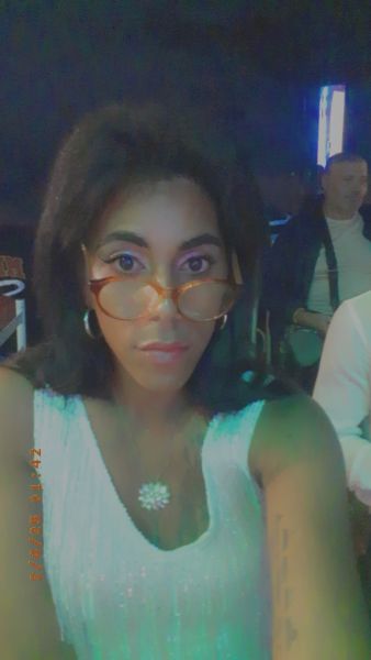 Hola.mi nombre es susana mido 1.75 soy mulatica  soy licenciada en enfermería me gusta mucho la.musica en ingles me gusta leer mi comida favorita pizza y espaguetis y mi juego favorito que lo adoro es el parchís y también me gusta mucho cantar. 