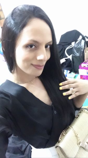 Hola a todos, soy una joven trans. Me encantan los hombres y vivir experiencias únicas. Escríbeme para que podamos pasar un momento increíble juntos. 