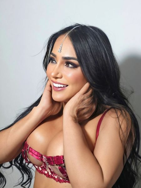 Gergina  caliente 

Mis amores soy verdadera muñeca, medidas perfectas en mi cuerpo con curvas, mis facciones femeninas sin maquillaje, y mi larga cabellera y sobretodo mi fina contextura donde aprecias lo femenina que soy. Potente y dotada muy entregada sin límites ni tabú, hagamos locuras juntos soy activa y pasiva sin lujos y disfruto del sexo bien hecho y sin prisas. . . Dominatrix también sumisa encantadora y severa, cualquier tipo de fetiche por extraño que sea

