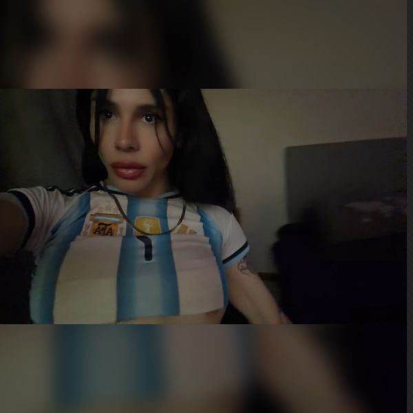 🔥 Lola Mora | 26 años | Trans 🔥

No soy para cualquiera… soy para el que se anima a vivir algo realmente diferente.
Si estás leyendo esto, no es casualidad — es porque sabés que querés algo más.

Soy Lola, femenina, sensual y con una energía que se siente apenas me ves. Me encanta provocar, jugar, mirarte fijo hasta que no puedas disimular lo que te pasa. Cada encuentro conmigo es una mezcla de deseo, curiosidad y pura tentación.

Me gusta ir despacio al principio… generar ese clima donde todo se vuelve más intenso, más caliente, más inevitable. Pero cuidado — porque cuando me suelto, no hay vuelta atrás 😈

Soy dulce, pero también puedo ser todo lo que te imaginás cuando te dejás llevar. Disfruto que te sientas cómodo, que te entregues, y que vivas algo que no vas a poder sacar de tu cabeza.

Higiene, discreción y mucha actitud.
Atención real, sin apuros… pero con final explosivo 🔥

💋 ¿Te animás a conocerme… o solo vas a quedarte con la duda?