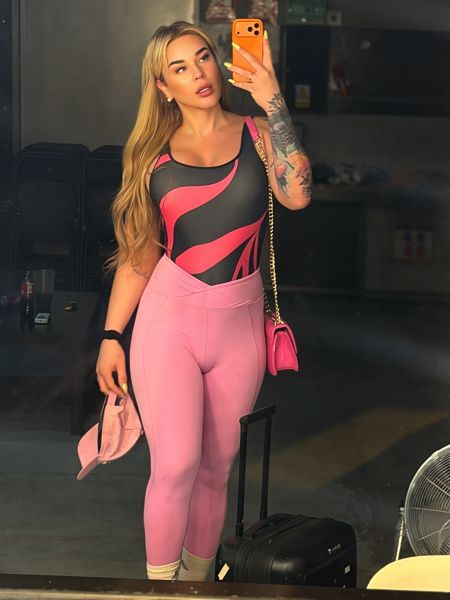 🔥 Hola, soy Sharon 🔥

Una chica trans sensual, juguetona y con una energía irresistible...

Si buscas una compañía que mezcle belleza, carisma y deseo, estás a punto de encontrarla 💋

Me encanta conocer personas que disfruten del placer de vivir intensamente…

Desde una charla íntima frente al mar 🌊, hasta una noche salvaje bajo las luces de la ciudad 🌃🍸

Amo cocinar, pero también me encanta ser el postre más dulce que probarás... 👅🍓

Y cuando cae la noche… me transformo en esa fantasía que no sabías que necesitabas 💄💫

¿Te imaginas bailando juntos hasta el amanecer, compartiendo copas, miradas y secretos? 💃🥂

O tal vez prefieras algo más tranquilo… pero mucho más intenso en privado 😏

✨ Mis fotos son reales. 

Y lo que puedo ofrecerte… aún más.

Llámame y deja que esta experiencia hable por sí sola.

💋 Con deseo, 

Sharon

https://sharondillacobooficial.com/


https://sharondillacobooficial.com/