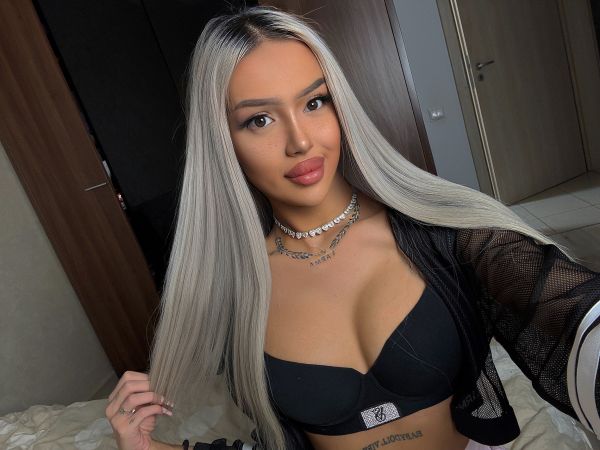 Me llamo Kate y soy colombiana y tengo una personalidad alegre y carismática. 

Soy elegante y educada, pero también divertida y extrovertida. 

Me encanta socializar y conocer gente nueva, siempre estoy dispuesta a hacer planes diferentes y emocionantes.

Mis aficiones incluyen cenas románticas, viajes exóticos, ir de compras y salir de fiesta con amigos. 

Me gusta visitar parques de atracciones, hacer escapadas de turismo a pueblos pintorescos, y relajarme en un spa. 

También disfruto de actividades al aire libre como esquiar, ir a la playa o hacer senderismo.

En mis ratos libres, me encanta ir al teatro, al cine o a un karaoke. T

También disfruto de noches de juegos como bolos o escape rooms. 

Un plan perfecto para mí sería quedarme en casa viendo Netflix o salir a bailar por la noche. 

¡Siempre estoy lista para la diversión y la aventura!