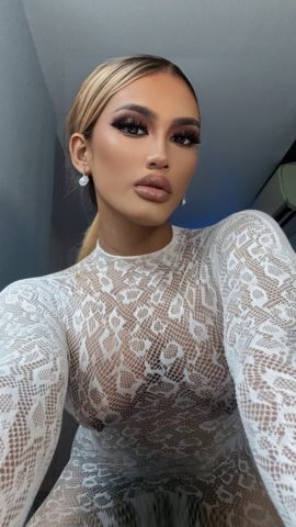 Courtesan Maxine
