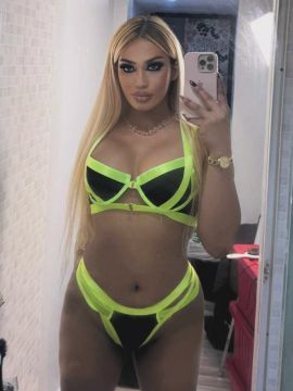 Courtesan Maxine
