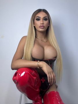 Courtesan Maxine
