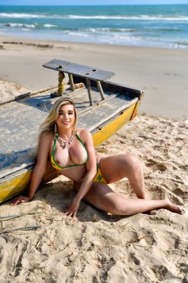  Lara Angel 