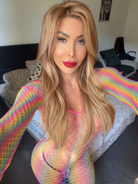 Instagram @dazasofia23
Twitter sofia_dior23
