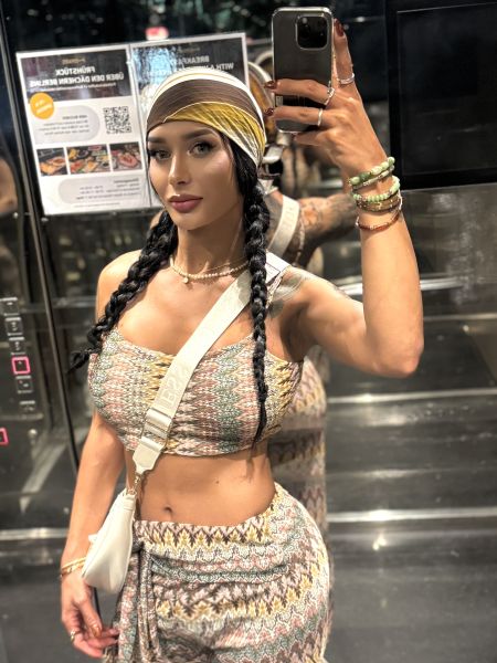 Hola, soy una chica trans que te ofrece la combinación perfecta: amable, respetuosa y con mucha clase. 

Además de mi belleza, tengo un muy buen carácter que te encantará. 😉💖

Busco a personas que quieran realizar interesantes actividades a mi lado. 

Disfruto de una tarde de tiendas y, por supuesto, de ir al spa a desconectar para que el cuerpo esté listo para el placer. 😈✨

Soy amante de la lectura y sueño con viajar a muchas partes del mundo, especialmente a destinos cercanos al mar. 🔥

Si eres una persona sincera y natural, me encantaría conocerte. 

Contáctame y experimentemos algo único e inolvidable juntos. 📞