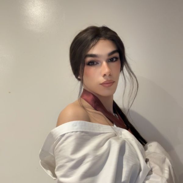 Hi everyone I’m emilia
19 y top / bottom
The most elegant and attractive trav🫦
looking for good contacts 
Sexy cock 19 cm
we will have an unforgettable good time💜
I'm 182 cm  68 kg 
My pictures are completely real 
