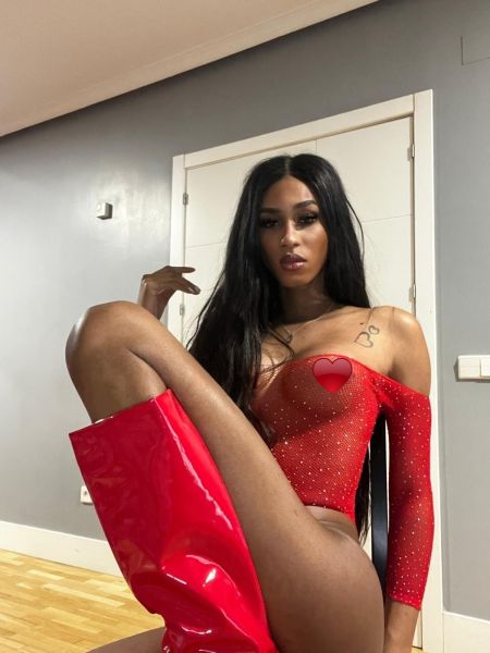 ¡Hola, guapo! 

Soy novedad por aquí, una hermosa morena de ébano lista para una cita de placer. 😉💖

Soy una chica elegante, divertida y muy complaciente. 

Te aseguro que con cada encuentro, viviremos nuevas aventuras y experiencias que te tocarán el alma. 

A mi lado, puedo hacer que te descubras a ti mismo de formas inesperadas. ✨😏

Tengo un gran sentido del humor y, aunque mi rostro sea de ángel, a veces... ¡soy todo lo contrario! 🔥😈

Anímate, estoy deseando conocer gente interesante como tú. 

¿Te atreves a desvelar los secretos que nos esperan? 📞💋
