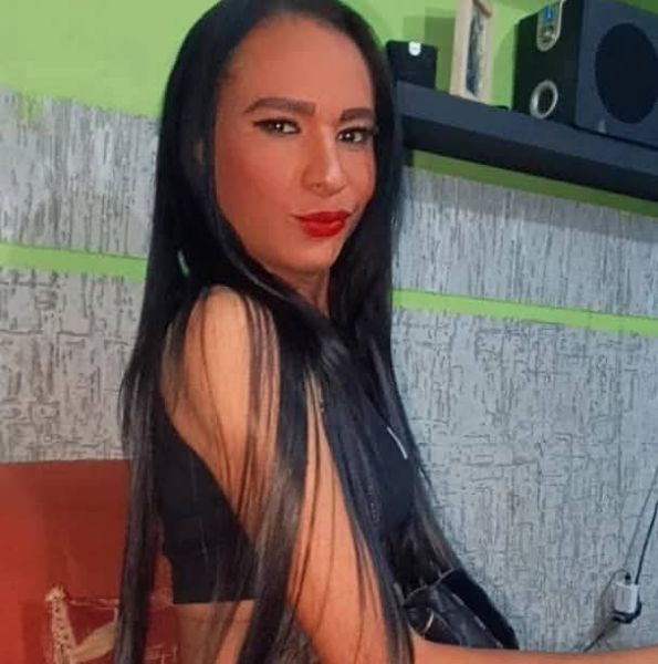 Hola soy Andrea tu venezolana garganta profunda recién llegada de Colombia y llegué para complacerte en todas tus fantasias sexuales y fetiches amorosos