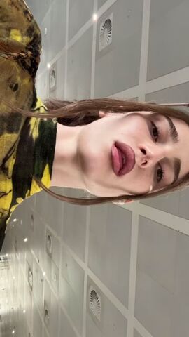  Angela