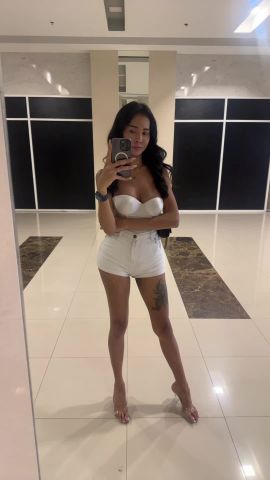 Tall leggy stunner