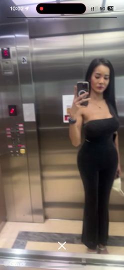 Tall leggy stunner