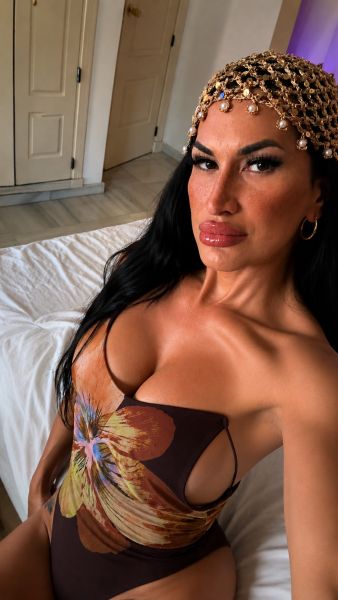 💋 Soy Loren, una mujer trans con una presencia que deslumbra y una actitud que seduce con sutileza.

Divertida cuando toca, intensa cuando se siente...

Conmigo cada velada se convierte en una experiencia única.

📲 Ven a conocerme y disfrutemos juntos de algo especial.

Llámame... y déjate sorprender.