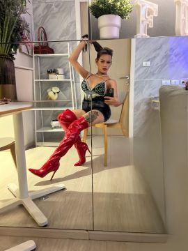 Domina Rhiana 