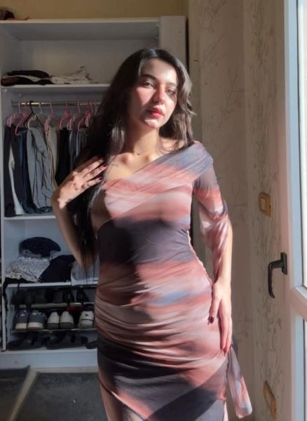أنا بنت ترانس رقيقة وحنونة، موجودة علشان أقدملك لحظات مميزة ومليانة دفء وراحة. بحب أتعامل باحترام ورُقي، وبقدّر جدًا الناس اللي بتقدرني وتعرف تتعامل بذوق. لو بتدور على حد مختلف، صادق، وجميل من جوه وبرّه، يبقى أنا الشخص المناسب ليك. خلّي وقتنا سوا يبق
