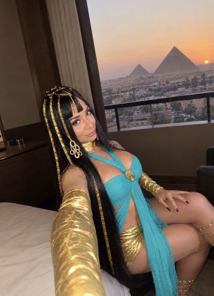 Hola amor soy Geraldine hermosa una chica trans de cabello oscuro largo pero tengo muchas pelucas rubias y de colores y mucha lenzeria y juguetes  para jugar un poco chilena nueva por acá soy femenina ambos roles beso negro americana real cambio de roles masajes tengo mucha lenzeria  vendo contenido céfiro llamadas masajes y mas 