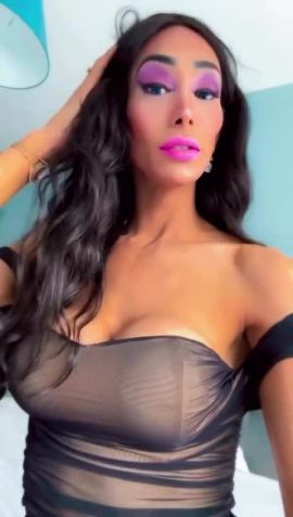 Dafinny Brunette