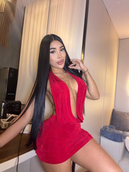 Confident, I love intense gazes and conversations that start innocently… but end up being interesting. I like to take care of myself, enjoy my femininity, and leave a little to the imagination. If you know how to make an intelligent and passionate woman smile, you've already scored points.💓