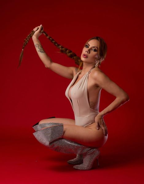 🌷 Hola, soy una chica trans joven, femenina y encantadora, con una elegancia natural que no pasa desapercibida 💋🌸✨

Me considero una persona culta, educada y siempre con buen gusto. Me encanta conversar, conocer nuevas personas y compartir momentos de calidad. En mí encontrarás una compañía cálida, sincera y muy especial 🥂🌹📖

Estoy preparada para acompañarte en cenas elegantes, escapadas románticas o eventos importantes donde se valore la discreción, la educación y el saber estar 💄🖤🍷

🌙 Déjame ser esa mujer que te acompañe y deje en tu memoria una experiencia inolvidable... llena de clase, dulzura y complicidad 💫👠💌
