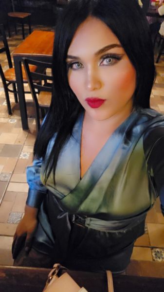  Buenas. Soy una mujer trans complaciente ,sumisa  , bonita , femenina , full aseo atiendo únicamente chicos solventes  que deseen pasar un momento agradable con una chica trans , atiendo con lugar en motel y a domicilio , tríos y fantasias 