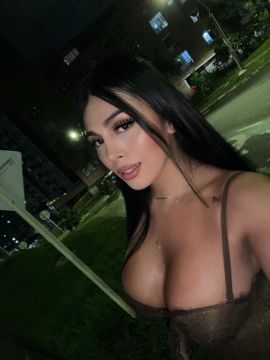 IZLAY GOMEZ