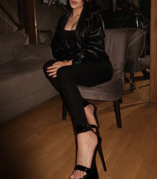 Soft appearance. Strong standards.

Selective with my time, careful with my energy.

I appreciate successful, respectful men who value discretion, elegance and authenticity.

No negotiations. No pressure. No games.

Some things are rare for a reason. 