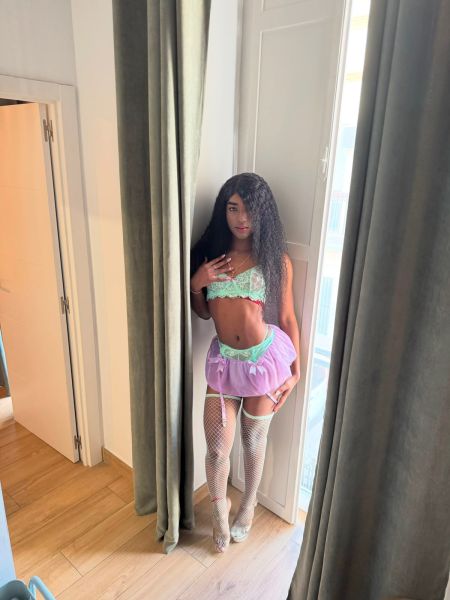 ¡Hola! 

Soy una chica trans que derrocha diversión, simpatía y un carácter que te encantará al instante 😉💖

Mi filosofía es saborear cada instante de la vida, y a mi lado, la diversión está garantizada 🔥🌹

Adoro las tardes de compras, descubriendo juntos tesoros y quizás algún capricho sensual 😏🛍️, así como las cenas y comidas que se convierten en fiestas improvisadas con amigos cómplices 🥂🎉

Mis espectáculos favoritos son una ventana a mundos fascinantes: el cine para soñar juntos 🎬, el teatro para sentir cada emoción en la piel ✨ y los conciertos para vibrar al unísono con la música que nos eriza 🎶

Y cuando llega el fin de semana, la pista de baile se convierte en nuestro territorio, donde la energía fluye y nuestros cuerpos se encuentran al ritmo de la noche 💃😈

Si sientes el deseo de compartir estos planes tan interesantes y descubrir la química que surge entre nosotros, no lo pienses más y levanta el teléfono 📞💖 

¡Te prometo una experiencia inolvidable! 😏💋